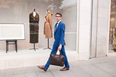 sokakta yürürken çekici iş adamı