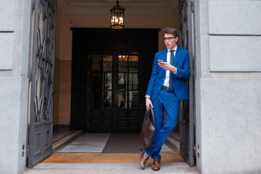 çekici işadamı bir telefon kullanma