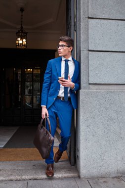 çekici işadamı bir telefon kullanma