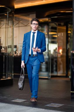 çekici işadamı bir telefon kullanma