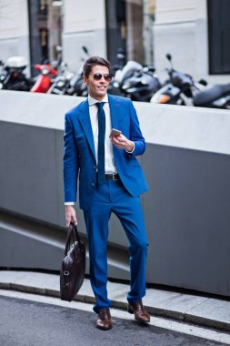 çekici işadamı bir telefon kullanma