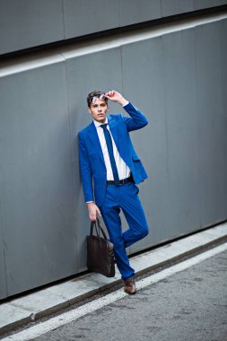 sokakta duran çekici iş adamı