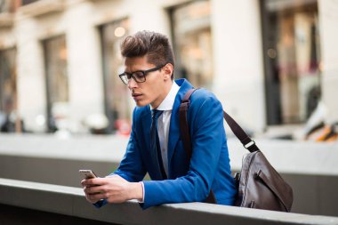 çekici işadamı bir telefon kullanma