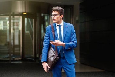 çekici işadamı bir telefon kullanma