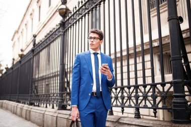 çekici işadamı bir telefon kullanma