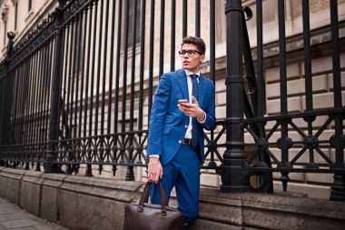 çekici işadamı bir telefon kullanma