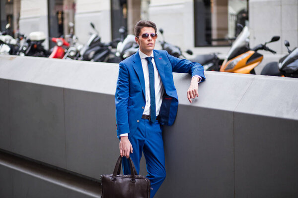 бизнесмен отдыхает на улице
