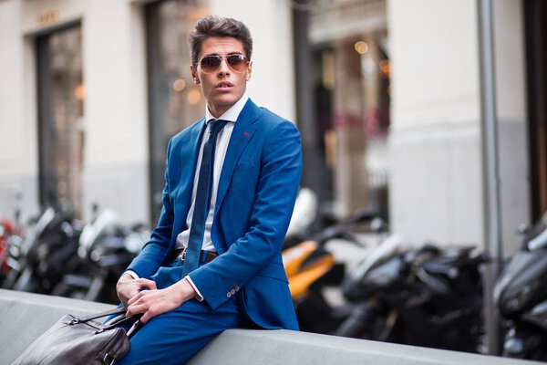 бизнесмен отдыхает на улице
