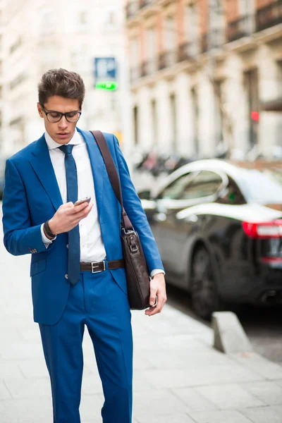 çekici işadamı bir telefon kullanma