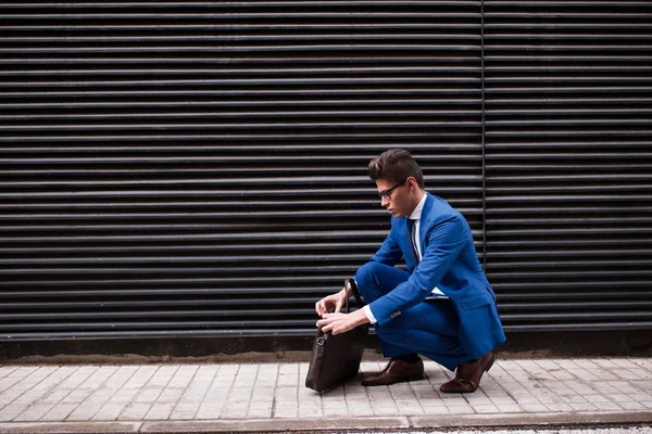 Çantası olan bir iş adamı.