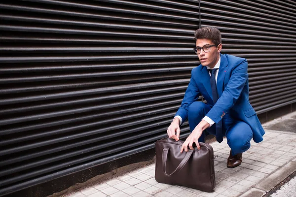 Çantası olan bir iş adamı.