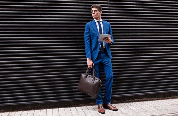 bir tablet bilgisayar kullanarak çekici iş adamı