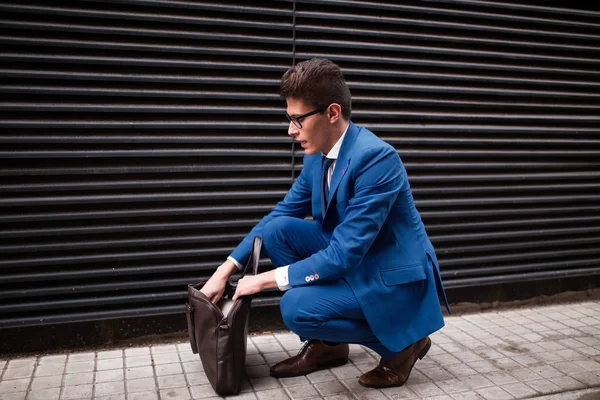 Çantası olan bir iş adamı.