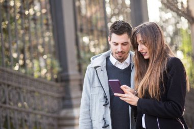 Telefonunuzun ve sokakta Çift