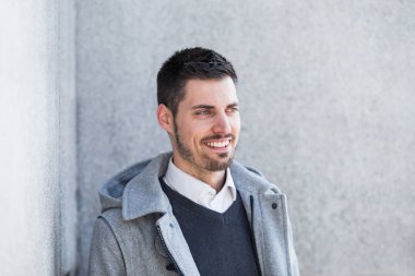 açık havada zarif bir genç adam portresi