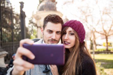 Çift alarak selfie sokak