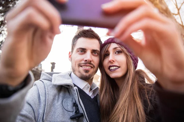 Casal tomando selfie na rua — Fotografia de Stock