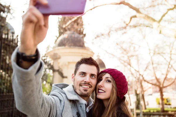 Casal tomando selfie na rua — Fotografia de Stock