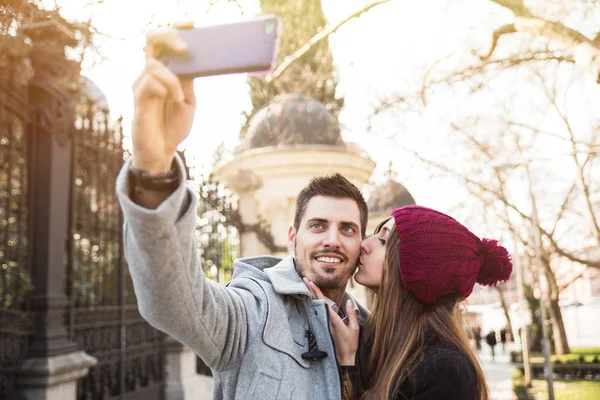 Casal tomando selfie na rua — Fotografia de Stock