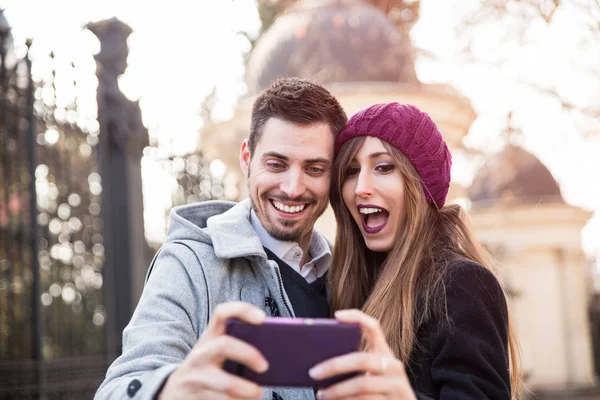 Casal tomando selfie na rua — Fotografia de Stock