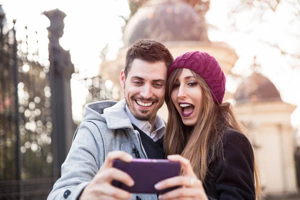 Paret tar selfie på gatan Stockfoto