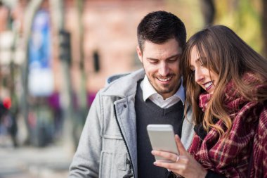 Telefonunuzun ve sokakta Çift