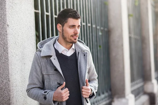 açık havada zarif bir genç adam portresi