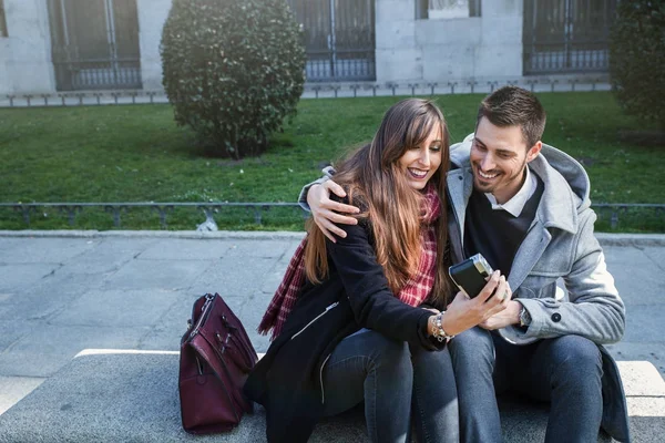 Casal tirando fotos na rua — Fotografia de Stock