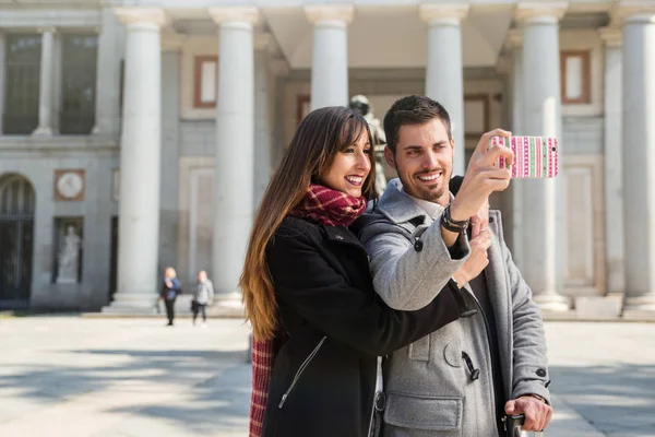 Casal tirando fotos no Museu do Prado madrid — Fotografia de Stock