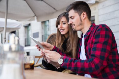 Genç çift bir teras oturma