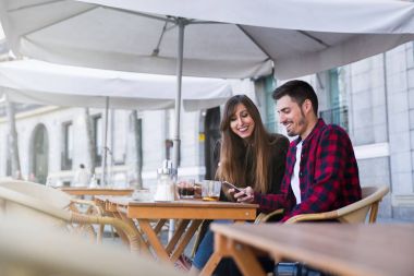 Genç çift bir teras oturma