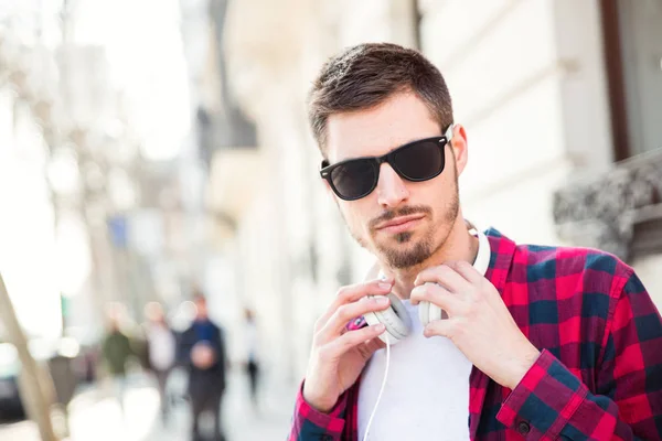 Genç casual çekici adam açık havada portresi
