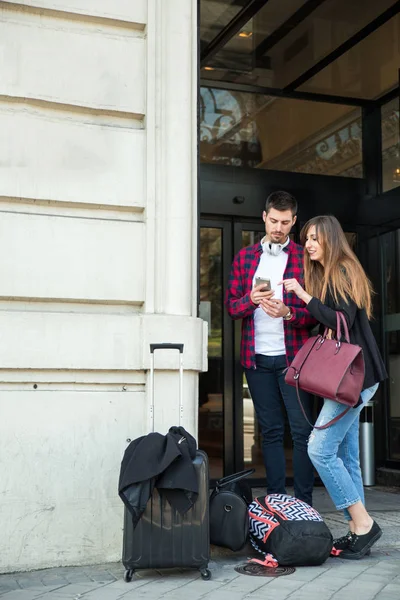 Telefonunuzun ve sokakta turist birkaç