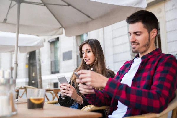 Ungt par sitter på en terrasse royaltyfrie gratis stockbilder