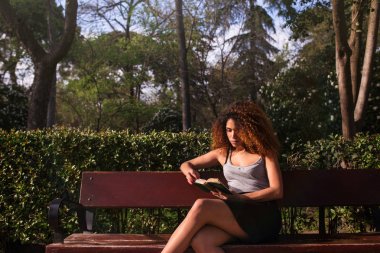 afro kadın bir tezgah üzerine bir kitap okuma