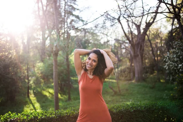 Veselá černá afro žena venku — Stock fotografie