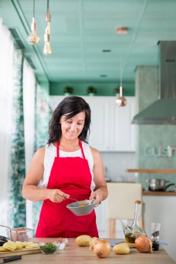 bir reçete hazırlama kadın Şef