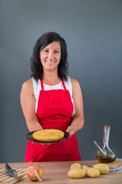 bir tabak gösterilen bir kadın Şef portresi