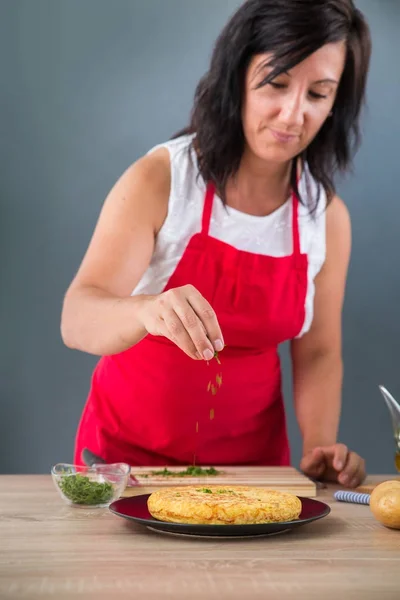 Koki wanita menyiapkan resep — Stok Foto