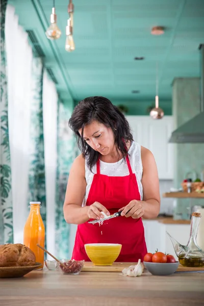 Koki wanita menyiapkan resep — Stok Foto