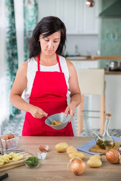 Kvinnelig kokk som lager en oppskrift stockfoto