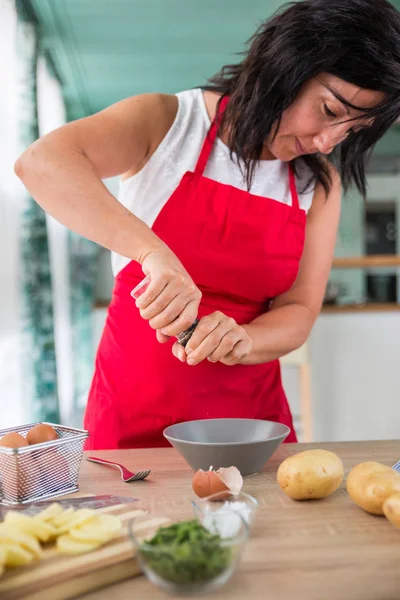 Koki wanita menyiapkan resep Stok Gambar Bebas Royalti