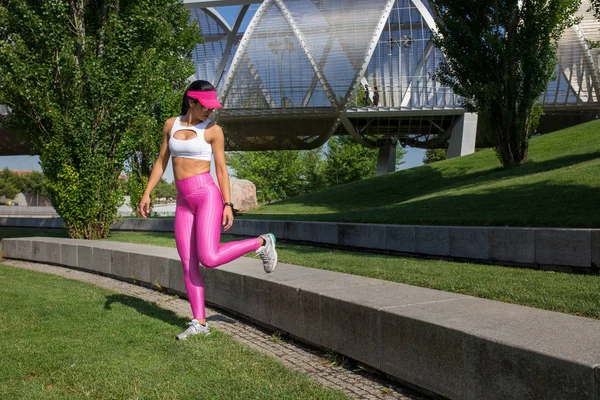 Dopasuj kobieta runner rozciąganie na zewnątrz — Zdjęcie stockowe