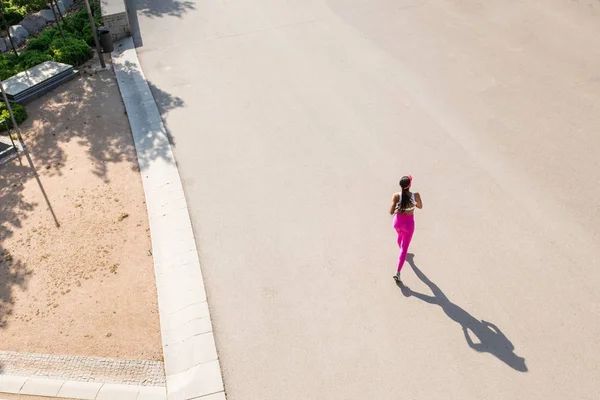 ท็อปวิวของนักวิ่งหญิงที่เหมาะสม — ภาพถ่ายสต็อก