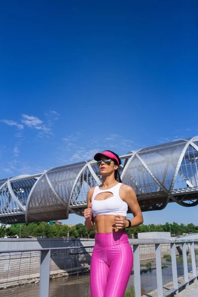 Fit wanita berjalan di luar ruangan — Stok Foto