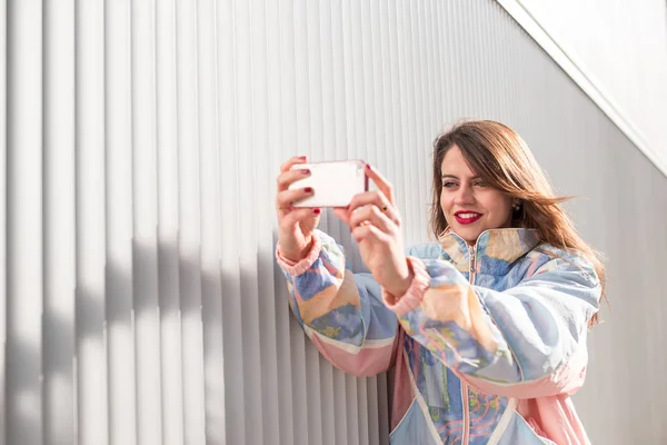 Remaja perempuan muda mengambil selfie — Stok Foto