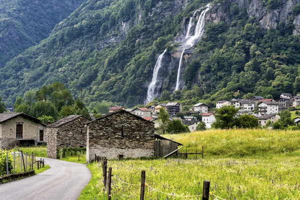 Val Bregaglia (Zwitserland) met cascades — Stockfoto