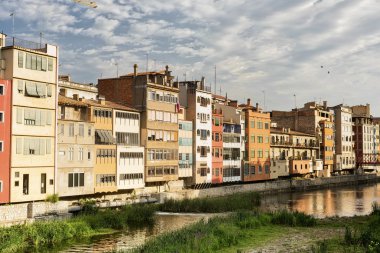 Nehir boyunca Girona (Catalunya, İspanya) evleri
