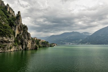 Lake Iseo yakınındaki Lovere (İtalya)