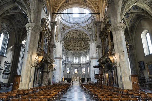 Wnętrze katedry w Como (Lombardia, Włochy) — Zdjęcie stockowe